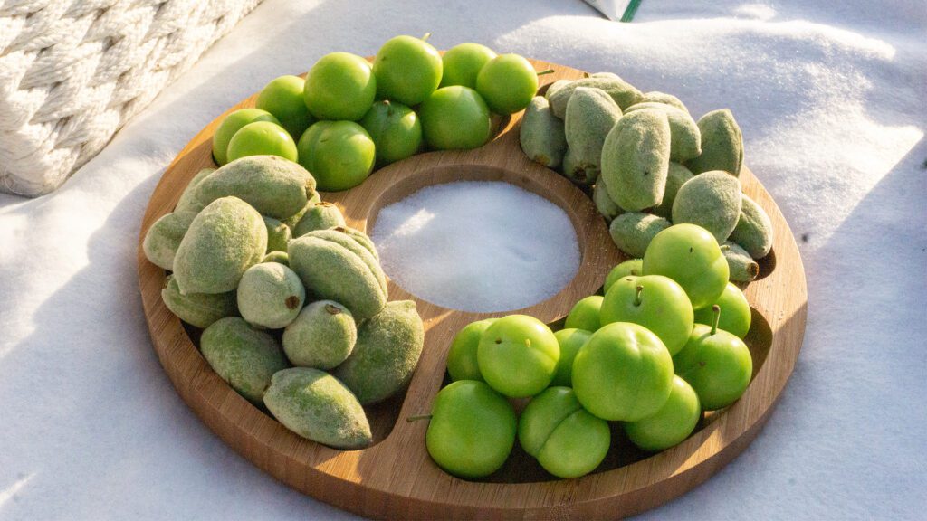 Almonds and green plumbs Vytyl
