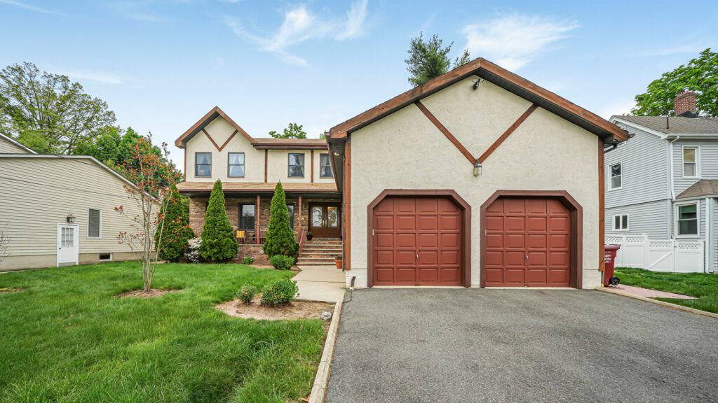 House with large garage Matthew De Fede Realty Executives elite homes