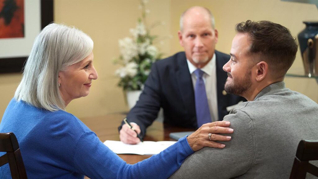 5 Ways a Funeral Director Helps You