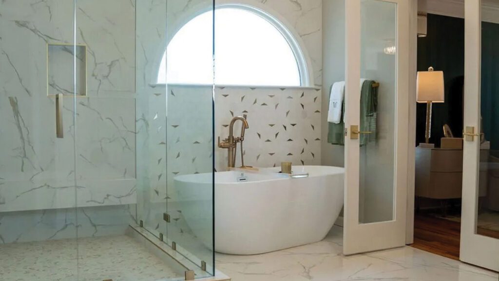 Modern bathroom design Peak Interiors By Chunja