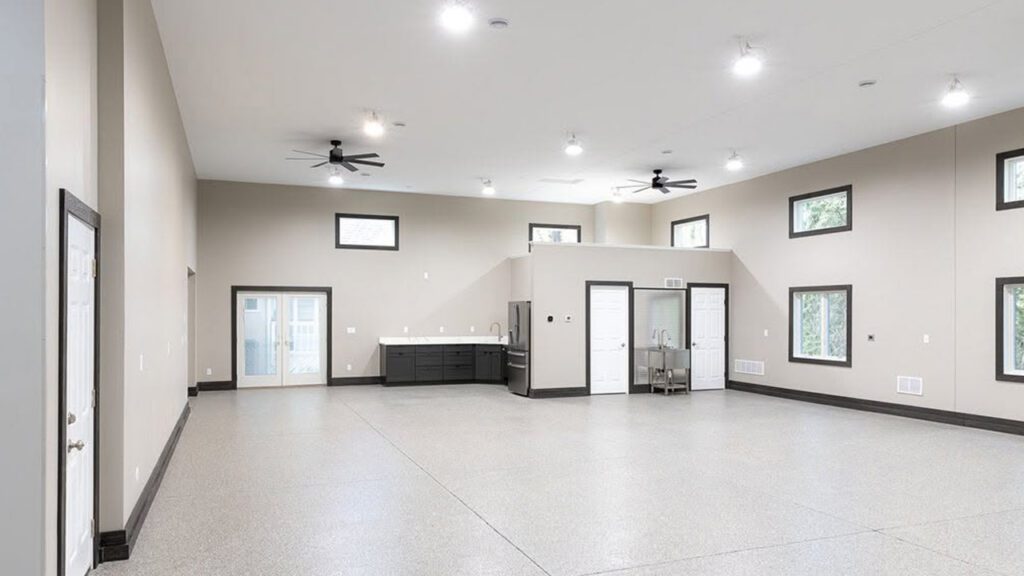 Large interior space Fulsaas Exteriors