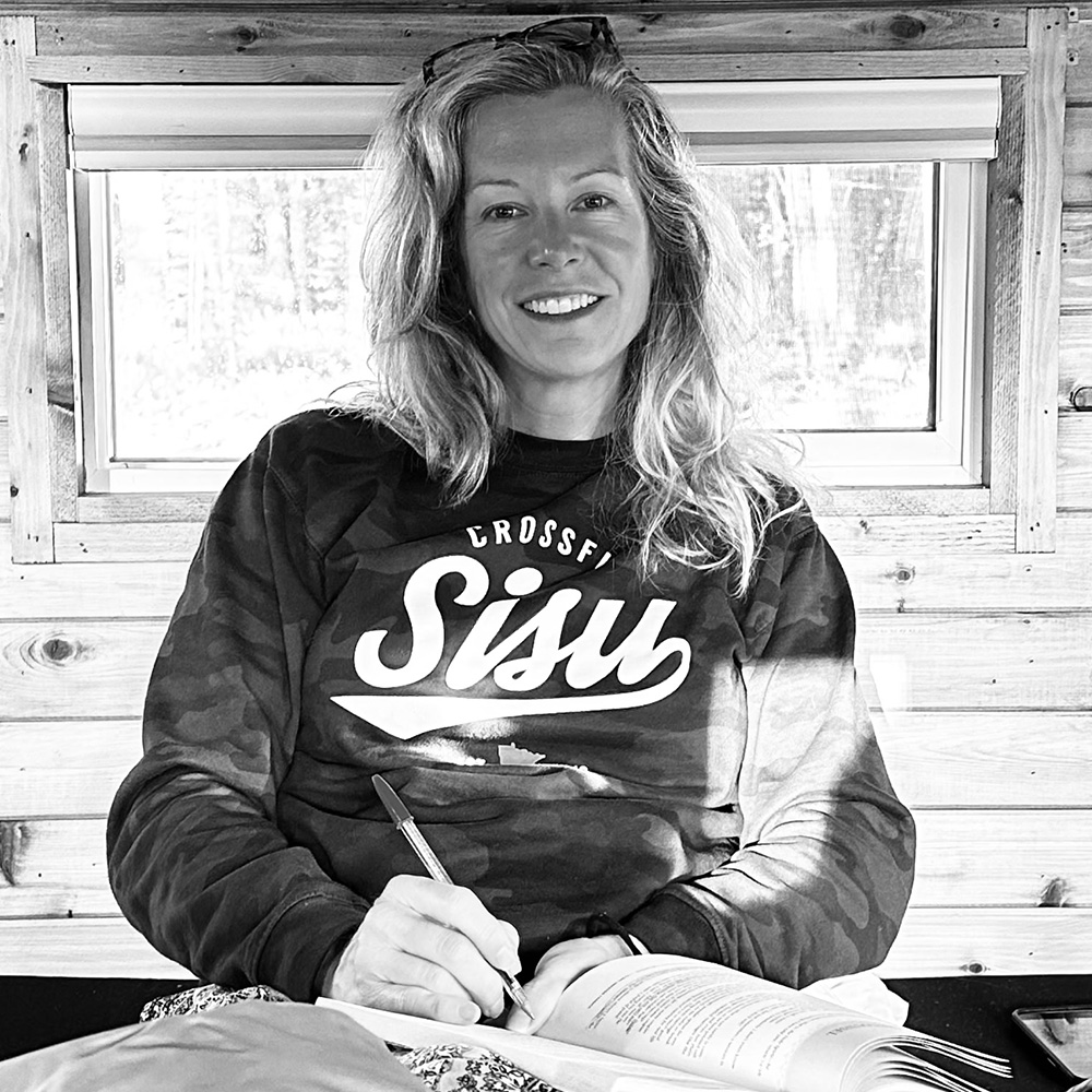 Woman writing Crossfit SISU Excelsior